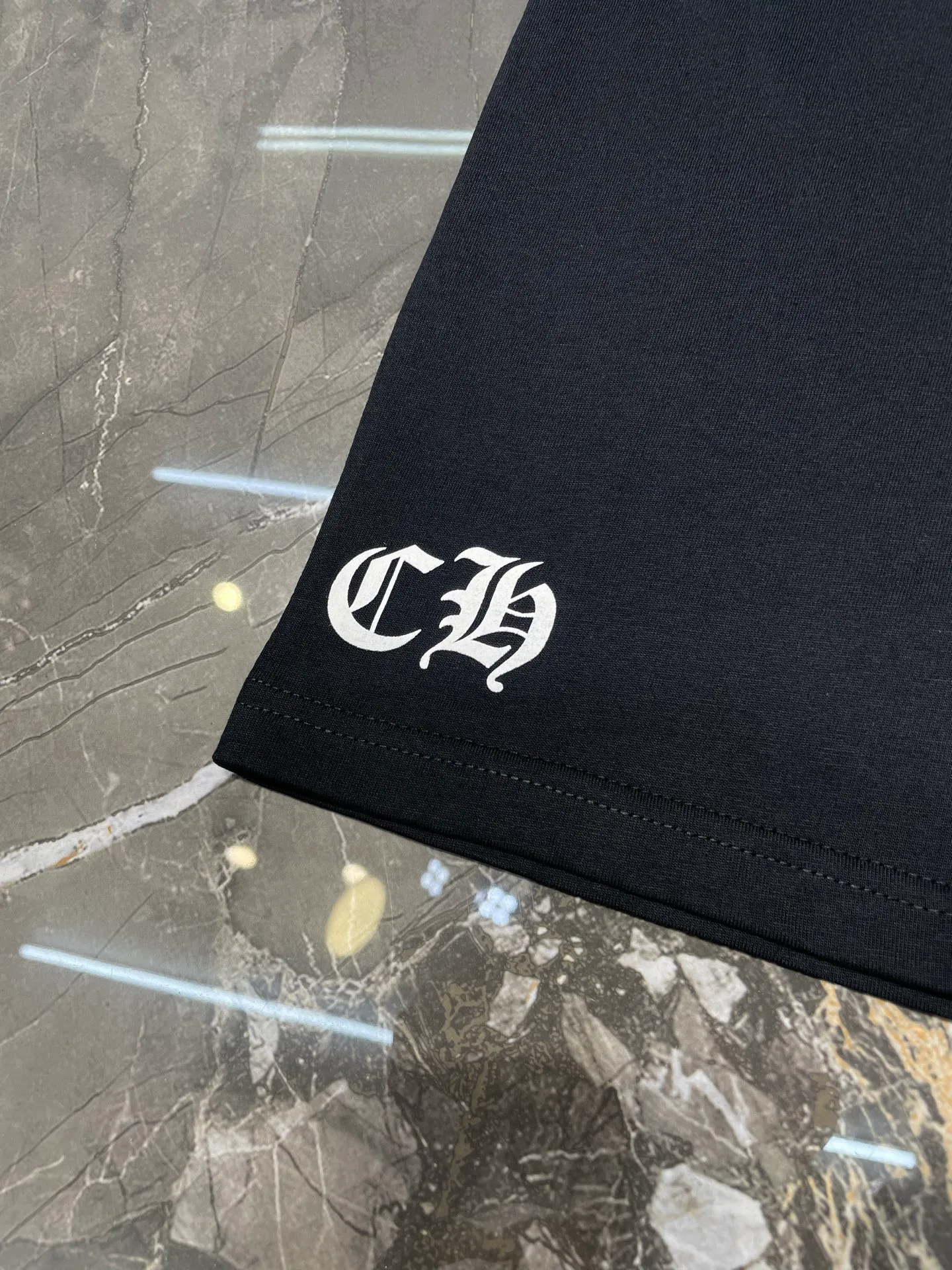 P250 Chrome Hearts 🌟[Top Original] Fabric: Cotton Material Description: The fabric is made of 26-woven 240-gram cotton material. Printing is very important. The ink used in the original version is beyond the standard printing. Generally, printing factories have no ability to restore it. After running to many factories, the final efforts paid off. The overall wiring is straight and delicate, the fabric is comfortable and soft, and the color is consistent without color difference. Can be matched with the same style to create a fashionable look, to suit various occasions, customized accessories, complete with three standards, same style for men and women size: s m l